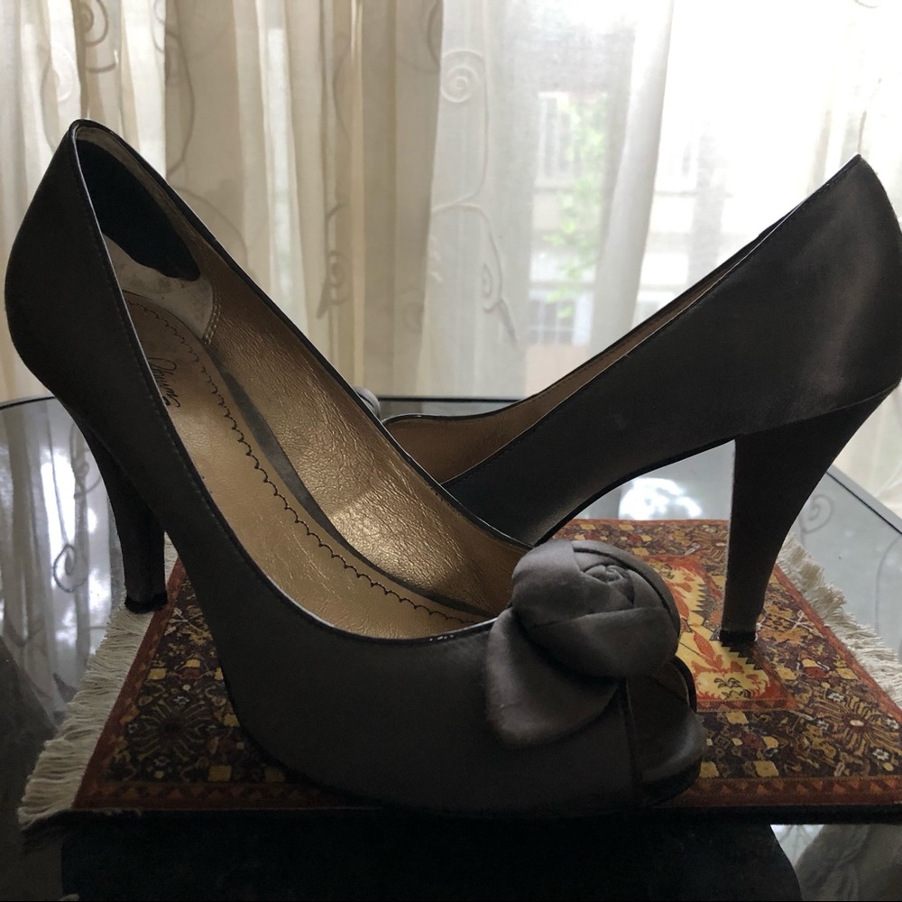Gray Satin Pumps (Size 8)